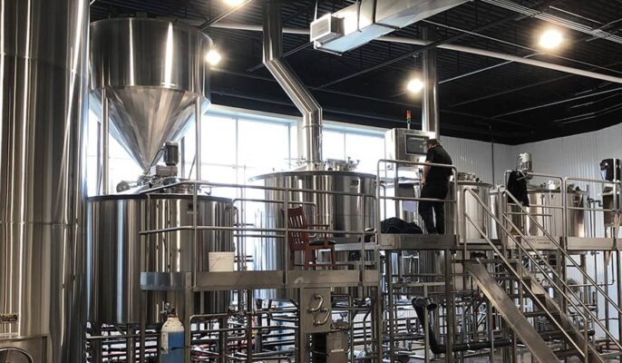 Em que partes consiste o equipamento de fabricação de cerveja?