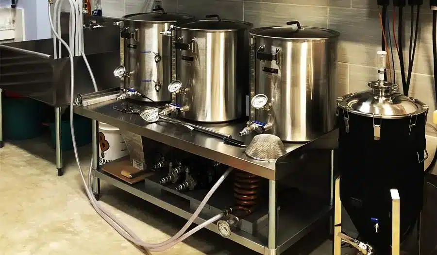 Quali sono le attrezzature necessarie per la produzione di birra in miniatura?