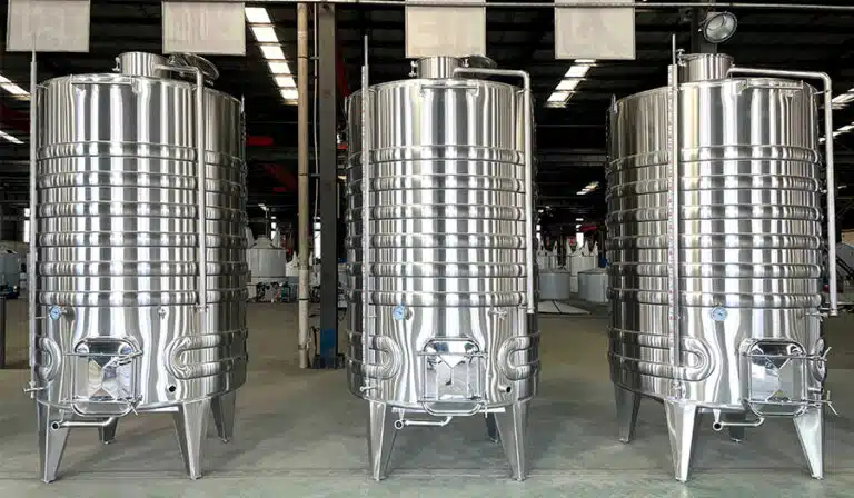 Si possono usare vasche di fermentazione in acciaio inox per fermentare il vino rosso? 3 serbatoi di fermentazione in acciaio inox