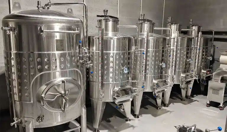 Si possono usare vasche di fermentazione in acciaio inox per fermentare il vino rosso? 4 serbatoi per la fermentazione del vino in acciaio inox
