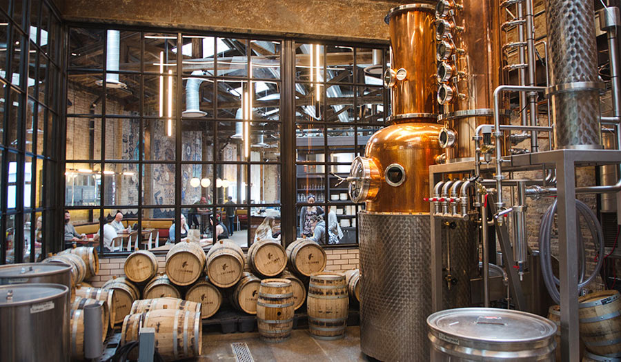 Quali sono le attrezzature di base per la distillazione in una distilleria?
