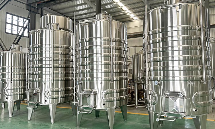 Commercial Winemaking Equipment Guide 3 Barrel tank
