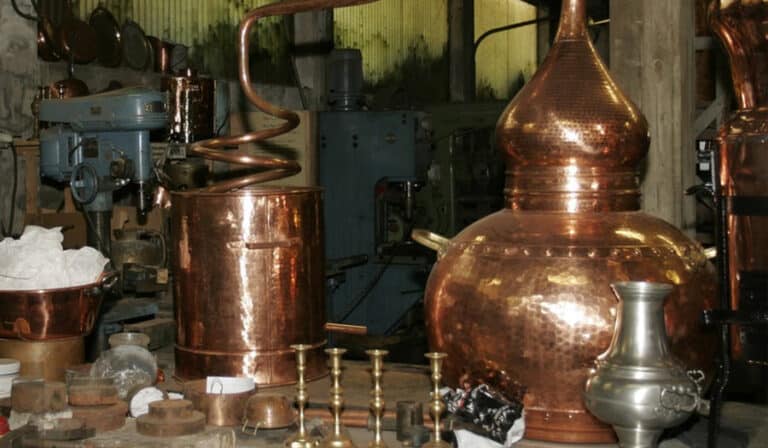 What brewing equipment is needed for distilled wine? 4 brewing equipment is needed for distilled wine