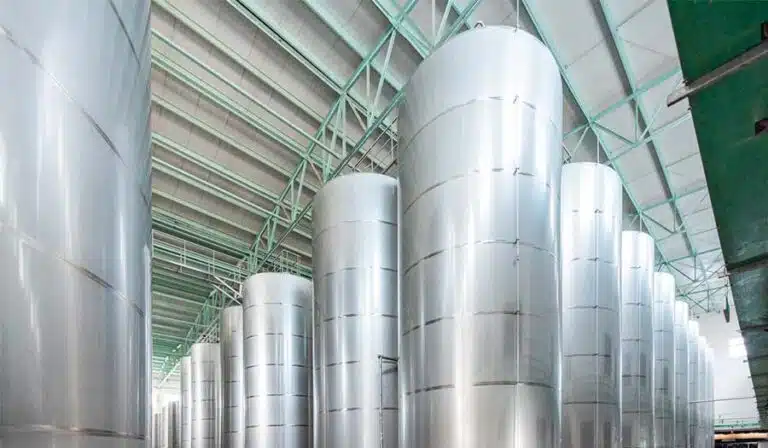 Lagertanks aus rostfreiem Stahl vs. traditionelle Lagertanks: Was ist für Ihren Bedarf besser geeignet? 2 traditionelle Lagertanks