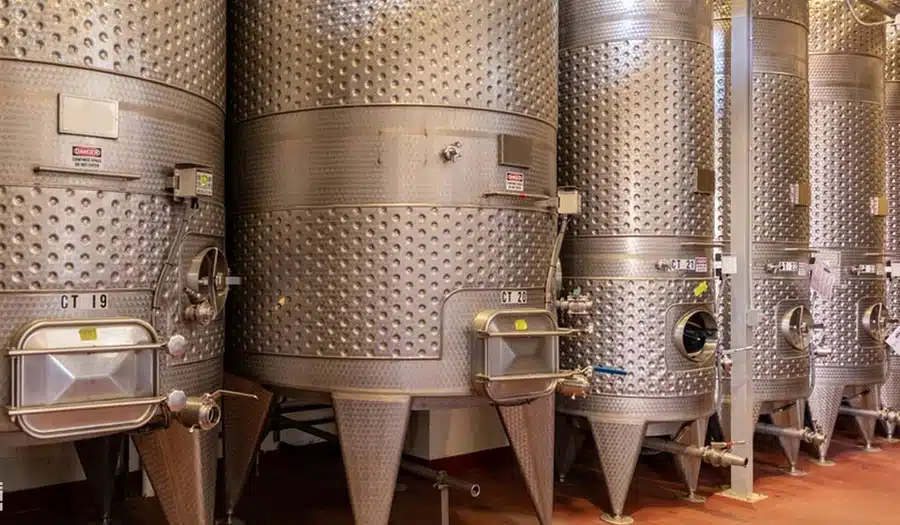 Serbatoi di fermentazione per cantine La scelta della giusta soluzione in acciaio inox per la produzione di vino
