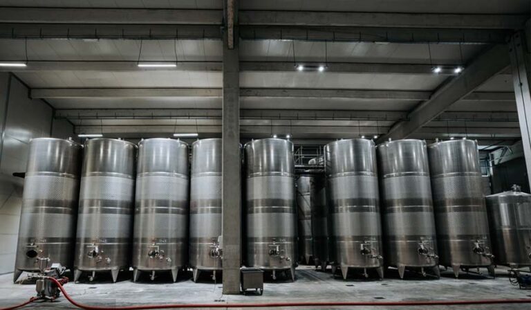 Stainless Steel Storage Tanks vs. Carbon Steel Tanks Which Is More Suitable